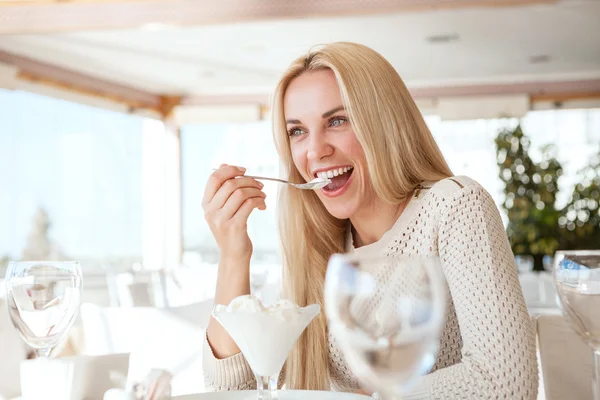 Kvinna äta glass på café — Stockfoto