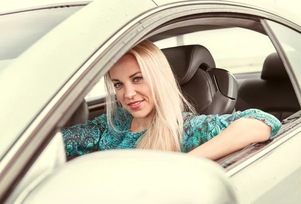 Jeune femme conduire voiture — Photo