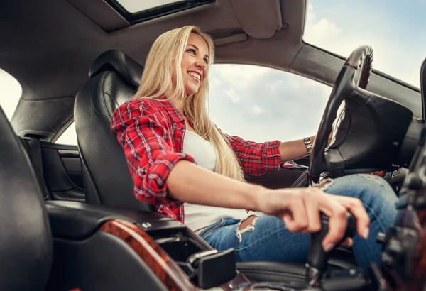 Mujer joven conducir coche —  Fotos de Stock