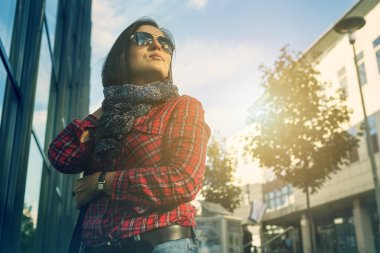 Sokakta yürüyen genç bir kadın