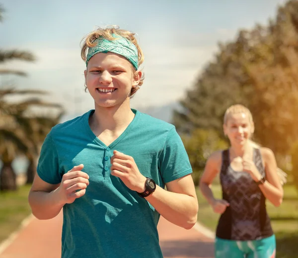 Young couple run together — Stock Photo, Image