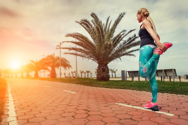 Young woman warm up legs — Stock Photo, Image