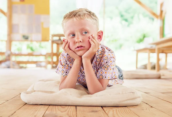 Niño tumbado en la terraza de verano — Foto de Stock