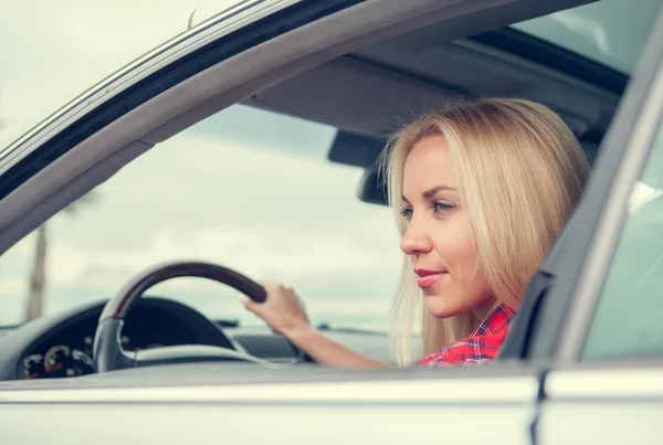 若い女性が車を運転します。 — ストック写真