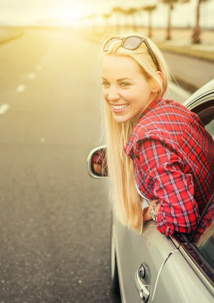 Mulher olhando para fora do carro — Fotografia de Stock