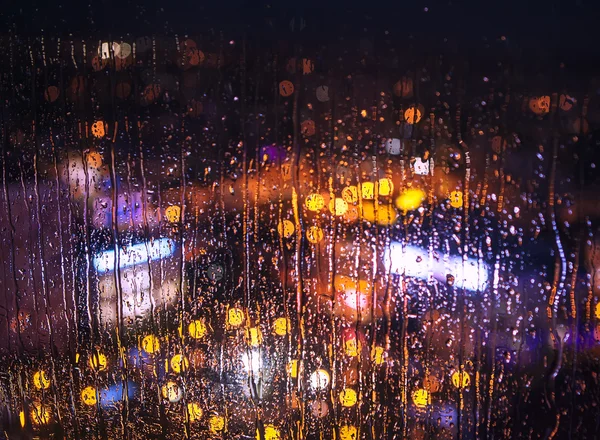 Gece şehir ışıkları pencerenin arkasında