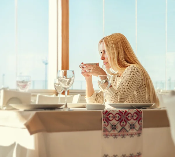 女性は、朝コーヒーを飲む — ストック写真