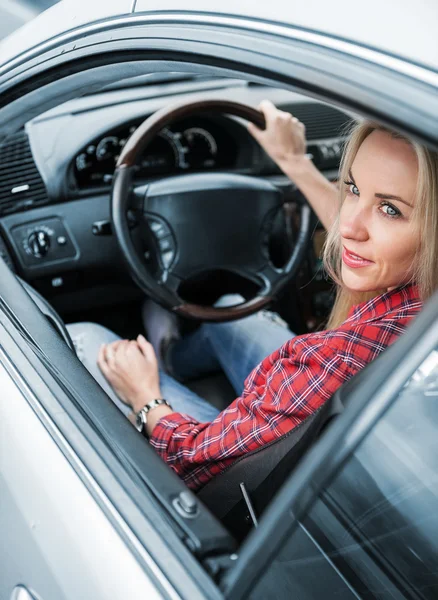 Žena řízení auta — Stock fotografie