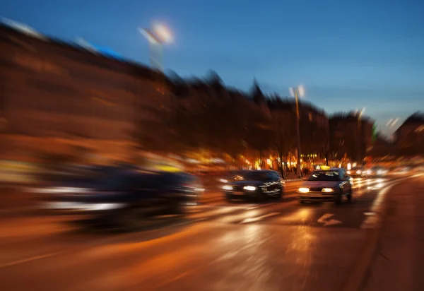 Traffico cittadino di notte — Foto Stock