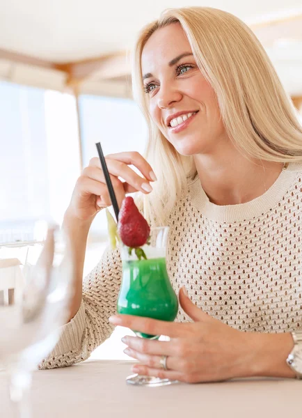 Mujer con cóctel fresco — Foto de Stock