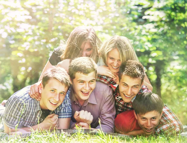 Teenageři v letním parku — Stock fotografie