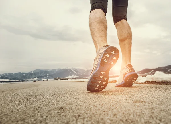 Sprinter benen op asfalt — Stockfoto