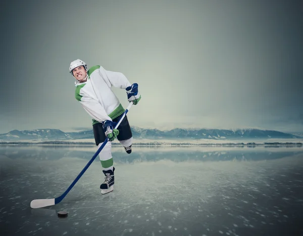 Hockeyspelare på isen kuben — Stockfoto