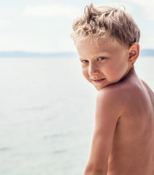 Liten pojke till sjöss — Stockfoto