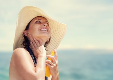 Büyük hasır şapkalı kadın