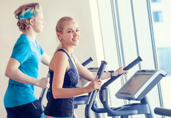 Jonge mensen in moderne sportschool — Stockfoto