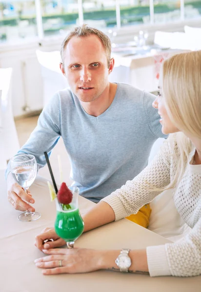 Mooie paar in zonnig restaurant — Stockfoto