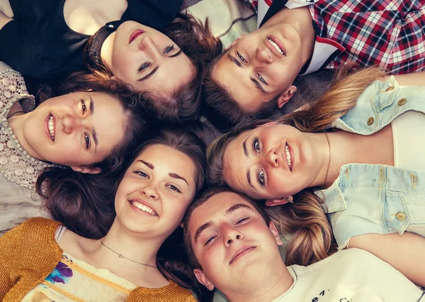 Amigos adolescentes juntos a mentir — Fotografia de Stock