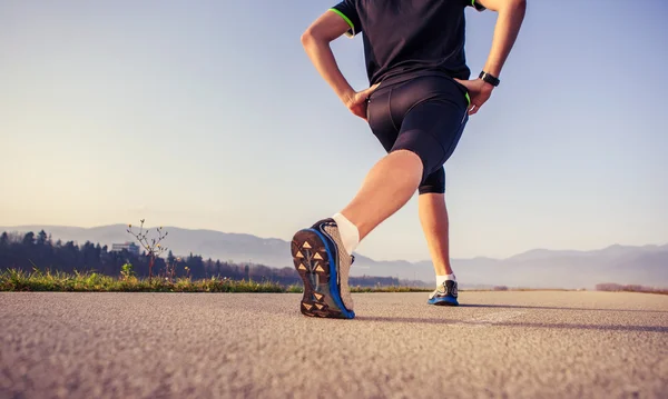 Warming up runner on  road – stockfoto