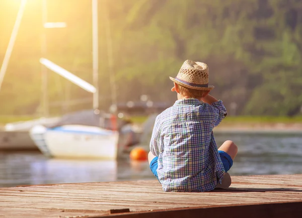 木製の桟橋の上に少年 — ストック写真