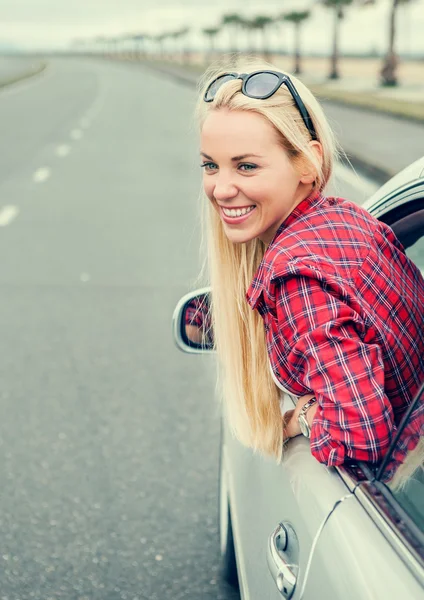 Femme à l'affût de voiture — Photo