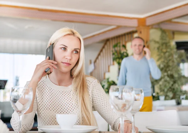 Vrouw tijdens bijeenkomst in restaurant — Stockfoto