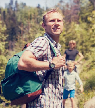 Baba ile oğlu tatil yürüyüş dağ