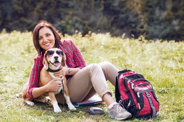 Vrouw met hond in gras — Stockfoto