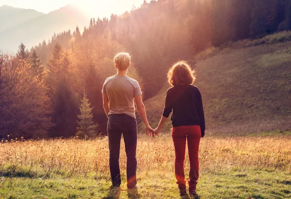 Jeune couple dans le temps du coucher du soleil — Photo