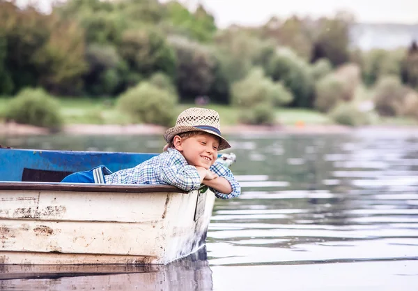 Malý chlapec v staré lodi — Stock fotografie