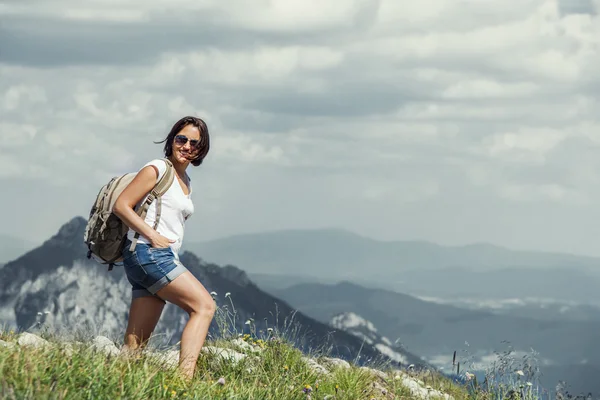 Kvinnan gå på berg kulle — Stockfoto