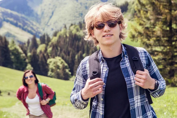 Zwei Berg-Wanderer-Reisende — Stockfoto