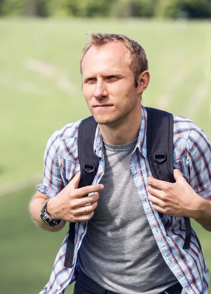 Hombre con retrato de mochila —  Fotos de Stock