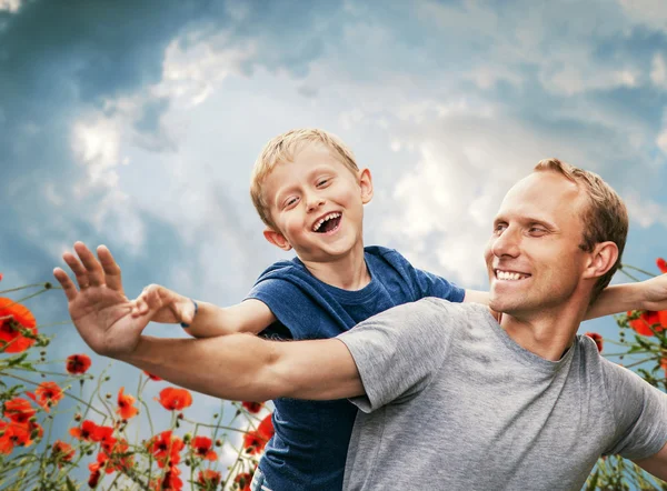 Szczęśliwy uśmiechający się syn i ojciec — Zdjęcie stockowe