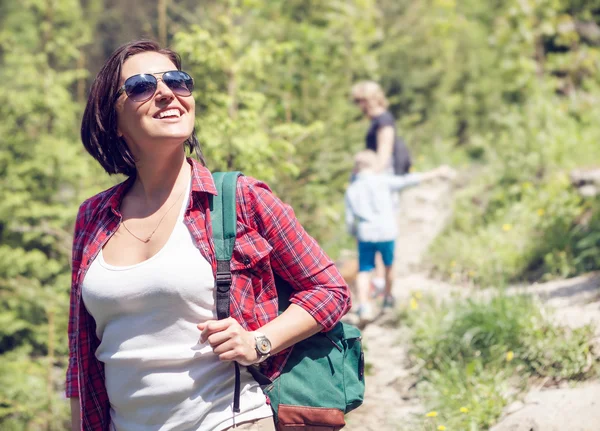 Vrouw met rugzak in bos — Stockfoto