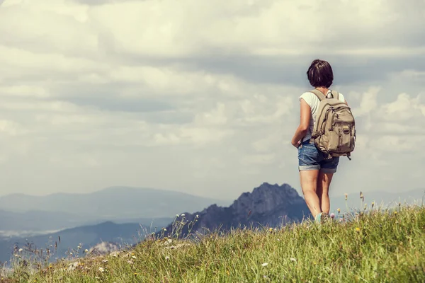 Mujer en las colinas de la montaña — Foto de Stock