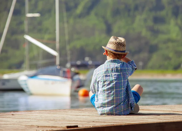 Мальчик ищет яхты — стоковое фото