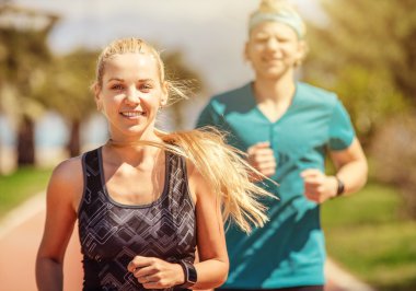 Koşu üzerinde sportif insanlar