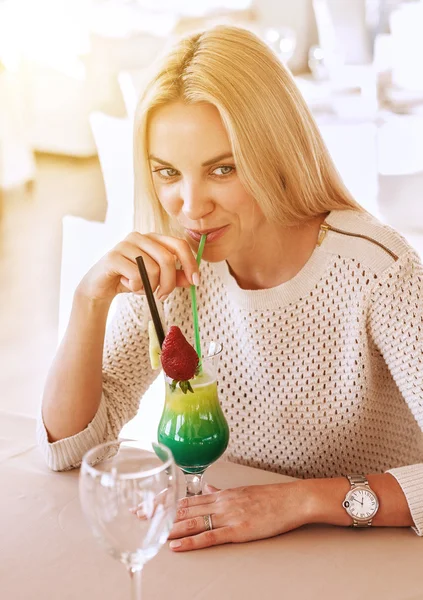 Meisje drankje tropische cocktail — Stockfoto