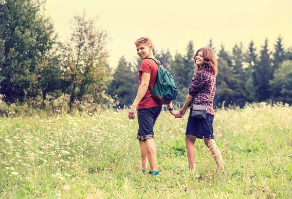 Ungt par i sommar skog — Stockfoto