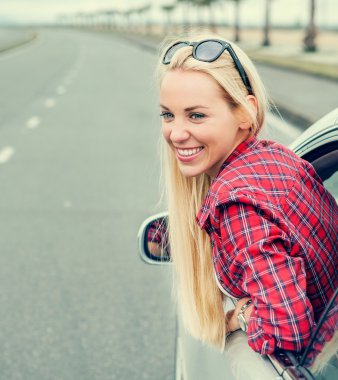 arabamın penceresinden bakan kadın