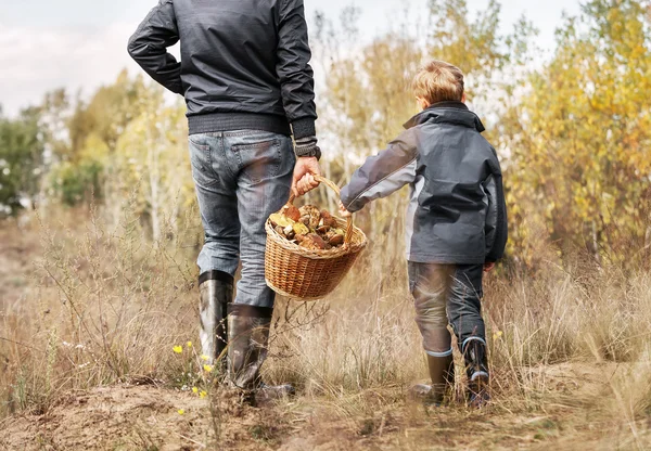 Padre e hijo con la cesta de setas — Foto de Stock