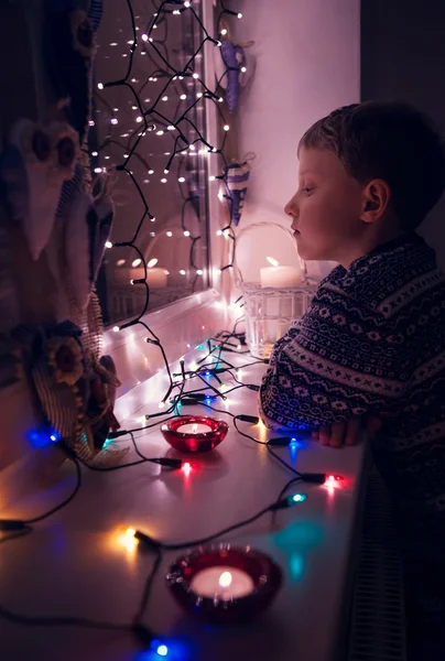 Wachten jongen in lichten van Kerstmis — Stockfoto