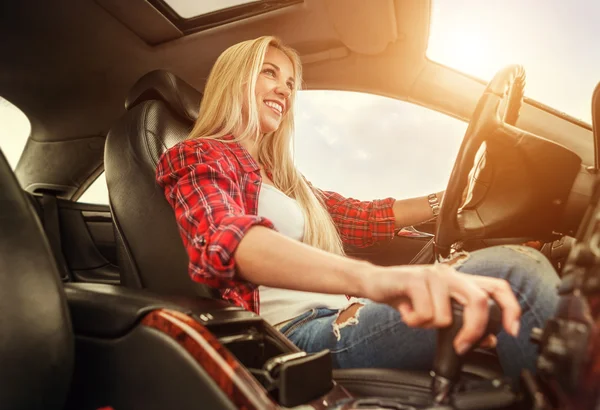 Giovane donna guidare auto — Foto Stock