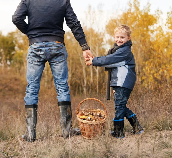 Menino com o pai na colheita de cogumelos — Fotografia de Stock