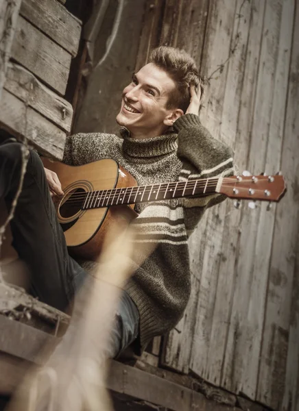 Joven con guitarra —  Fotos de Stock