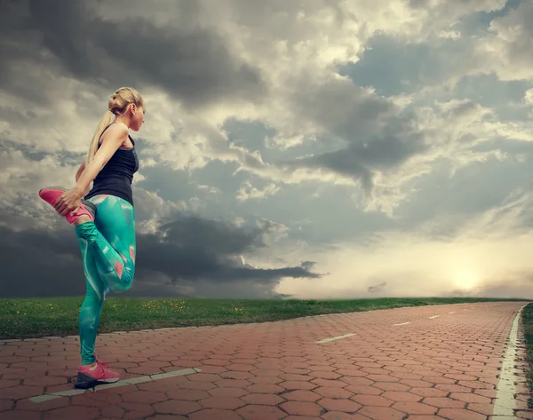 Blonde girl started running — Stock Photo, Image