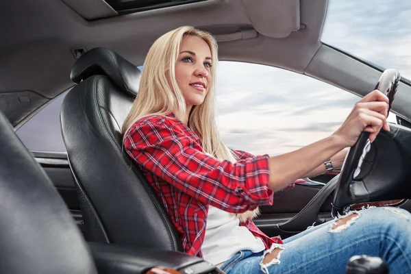 Giovane bionda auto — Foto Stock