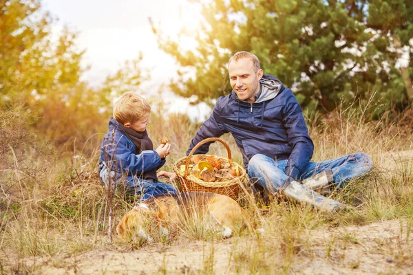 父亲和儿子提着篮子的蘑菇 — 图库照片