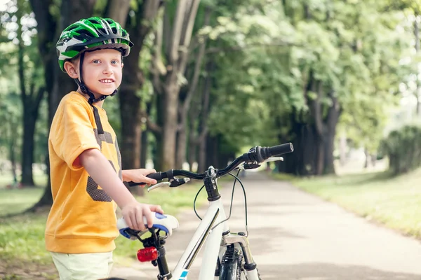 Baiat cu bicicleta noua in parc — Fotografie, imagine de stoc